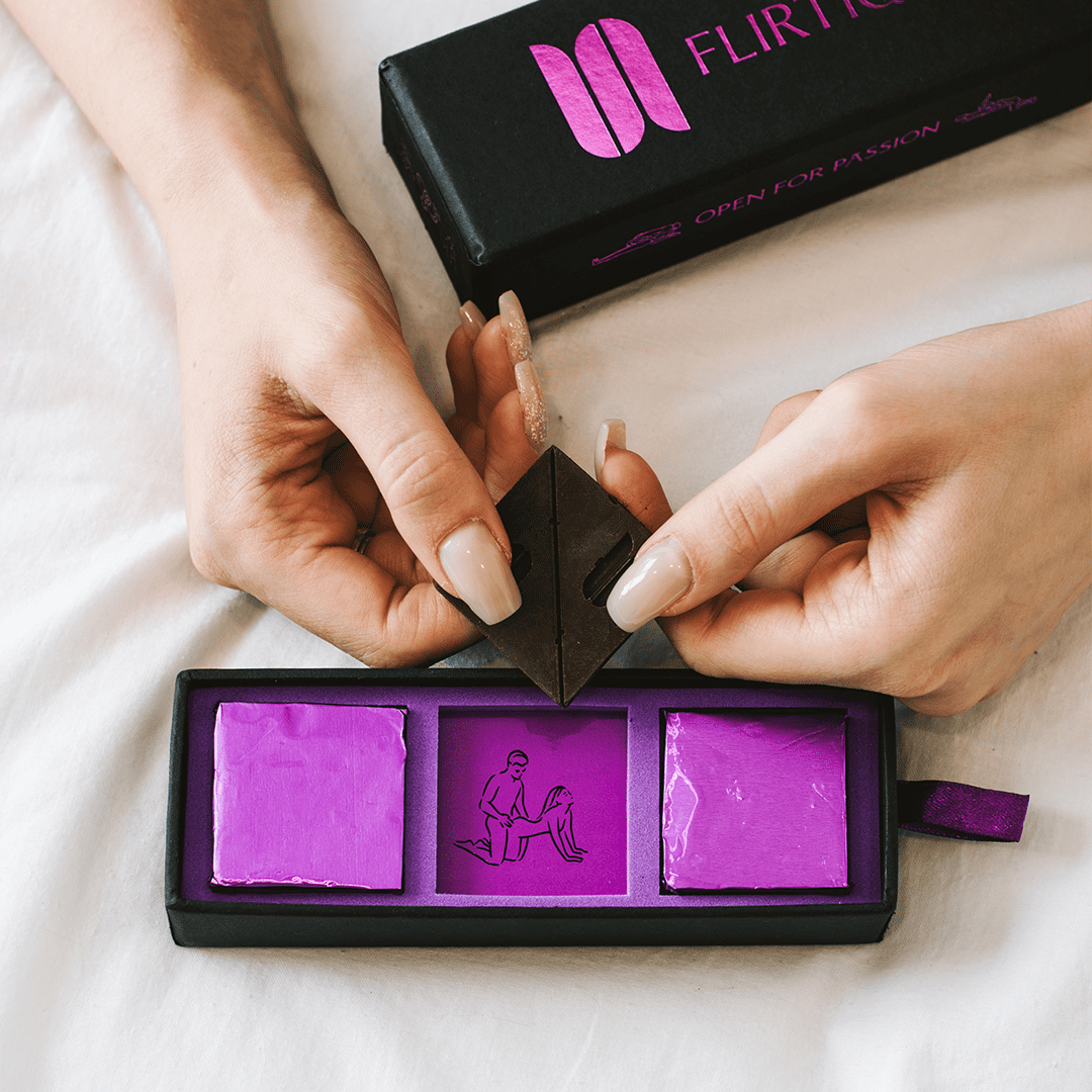 Пара готується спробувати шоколад з афродизіаком Flirtique, перед романтикою