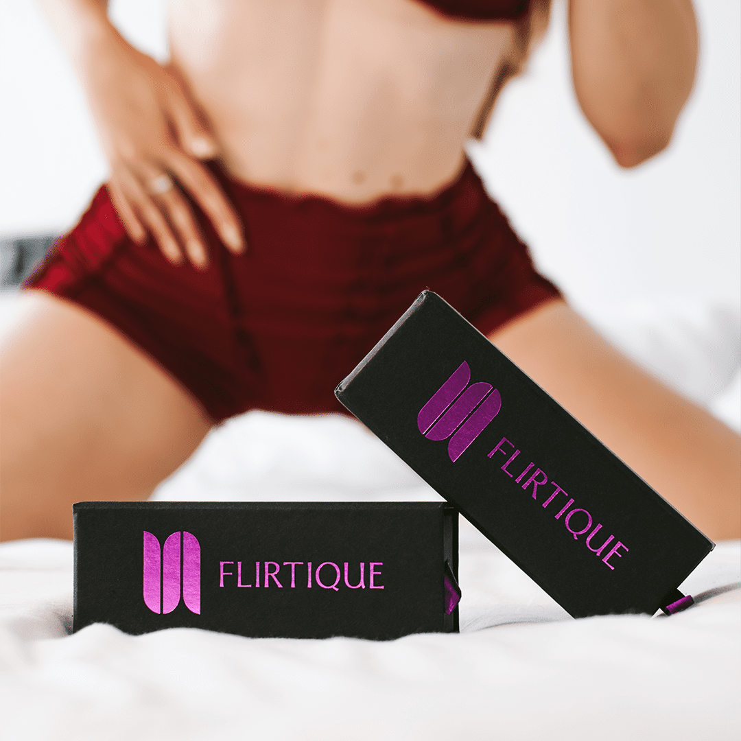 Дві коробки шоколаду з афродизіаком Flirtique на передньому плані