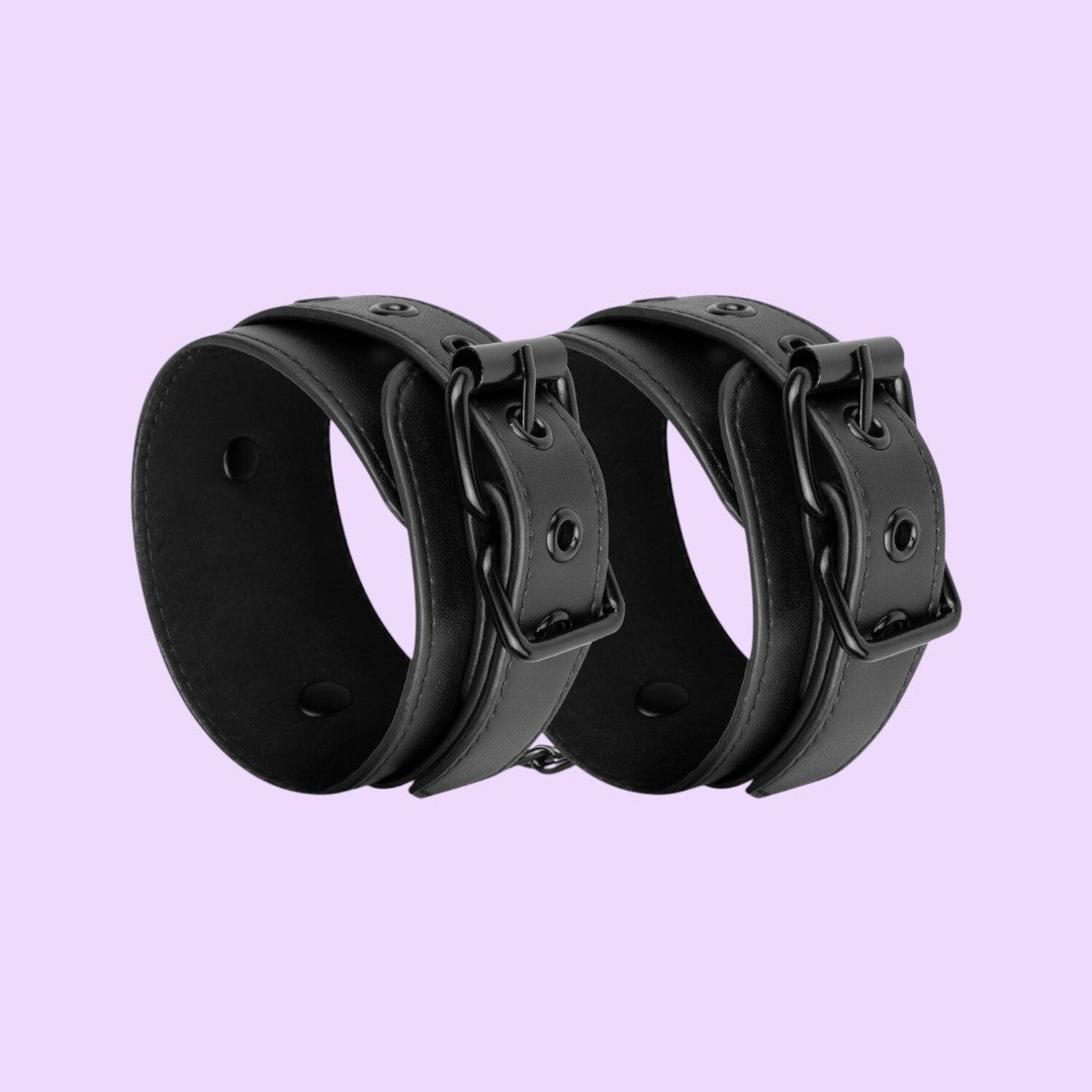 Наручники Bedroom Fantasies: Faux Leather Handcuffs One Size, чорні
