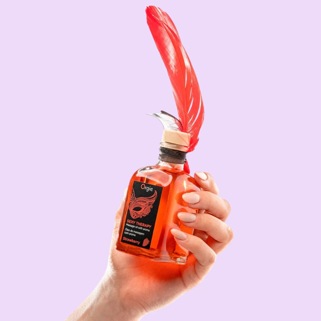 Набір для масажу Orgie – Sexy Therapy Strawberry (100 мл), їстівна розігрівальна олія + пір'їнка